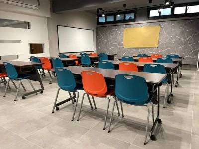 禔福紙業總部 會議桌椅辦公區