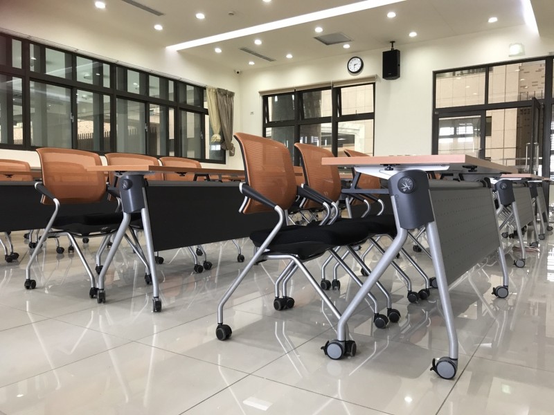 可掀式折合桌-一根手指的操作